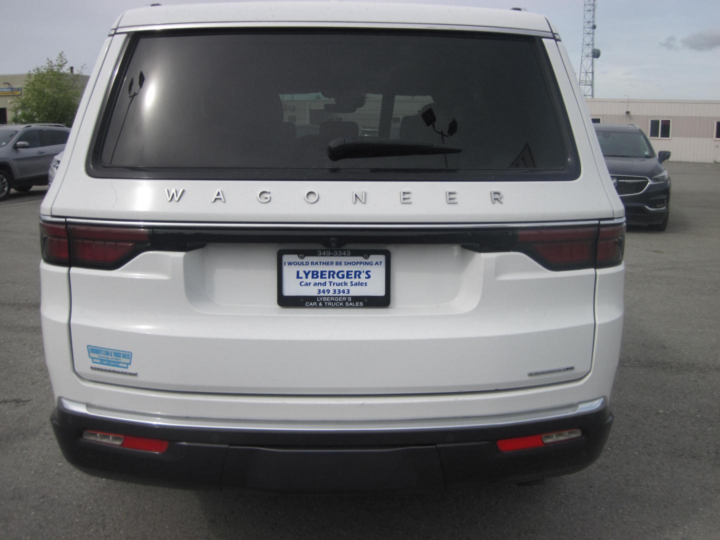 2022 white /black Jeep Wagoneer series II (1C4SJVBT6NS) , located at 9530 Old Seward Highway, Anchorage, AK, 99515, (907) 349-3343, 61.134140, -149.865570 - Nice 2022 Jeep Wagoneer Series II come take a test drive. - Photo#3